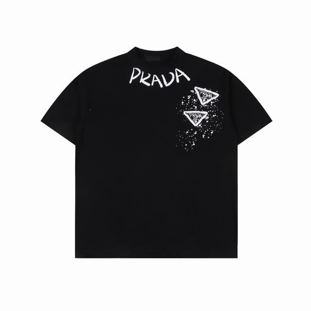Prada 普拉达25Ss手绘涂鸦字母短袖T恤 采用顶级280克定制双纱纯棉面料质感非常柔软舒服 搭配320克1X1螺纹 面料螺纹同缸定染无色差不易变形 定制