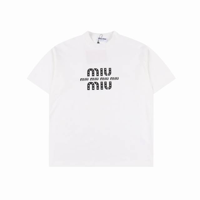 Miu Miu 谬谬25Ss大字母珍珠短袖T恤 凭借其精致、简约的风格，不分性别衣柜中的必备单品。 尺码：Xs-L