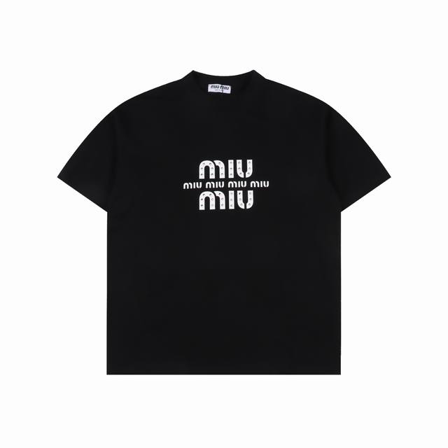 Miu Miu 谬谬25Ss大字母珍珠短袖T恤 凭借其精致、简约的风格，不分性别衣柜中的必备单品。 尺码：Xs-L