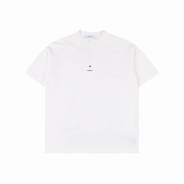 Givenchy 纪梵希 25Ss 胸前小Logo宫格刺绣短袖T恤 面料采用高克重260G重精梳棉，定制1:1螺纹，面料舒适亲肤无异感， 制定染面料，纺织密度高
