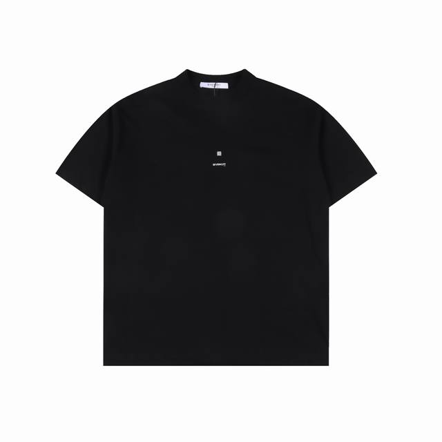 Givenchy 纪梵希 25Ss 胸前小Logo宫格刺绣短袖T恤 面料采用高克重260G重精梳棉，定制1:1螺纹，面料舒适亲肤无异感， 制定染面料，纺织密度高