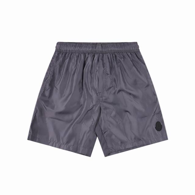 Moncler 蒙口 25Ss 侧边反光Logo印花短裤 采用速干尼龙梭织面料，透气轻盈，柔软舒适，全套原版定制五金辅料，细节拉满，市场上顶配版本。宽松版型，上