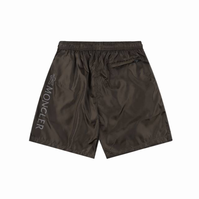 Moncler 蒙口 25Ss 侧边反光Logo印花短裤 采用速干尼龙梭织面料，透气轻盈，柔软舒适，全套原版定制五金辅料，细节拉满，市场上顶配版本。宽松版型，上