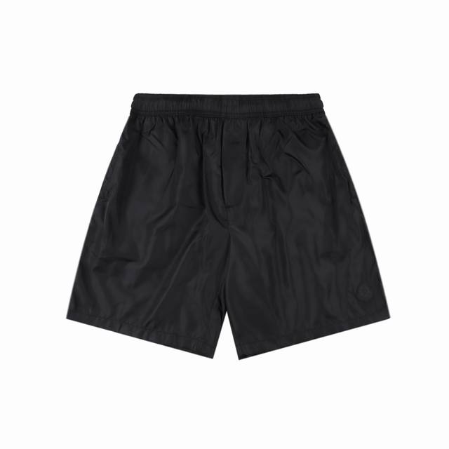 Moncler 蒙口 25Ss 侧边反光Logo印花短裤 采用速干尼龙梭织面料，透气轻盈，柔软舒适，全套原版定制五金辅料，细节拉满，市场上顶配版本。宽松版型，上