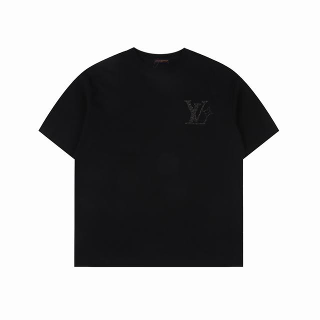 Louis Vuitton 路易威登 背后字母烫钻短袖 新款2025Lv黑白双色，高端进口砖石烫钻工艺 三标齐全 ，280克高克重全棉。手感超好，做工细致，厚度