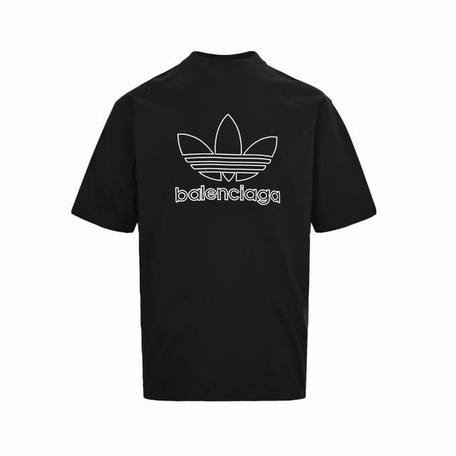 Balenciaga & Adidas 联名款三叶草刺绣短袖 Size:Xs-Xl 刺绣： 直线挺直，曲线圆顺；针迹整齐，边缘无参差现象；绣面平服，丝缕不歪斜；