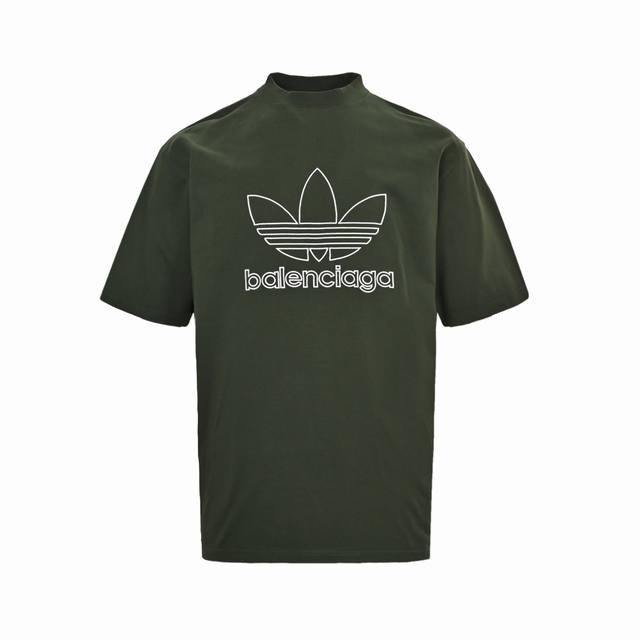 Balenciaga & Adidas 联名款三叶草刺绣短袖 Size:Xs-Xl 刺绣： 直线挺直，曲线圆顺；针迹整齐，边缘无参差现象；绣面平服，丝缕不歪斜；