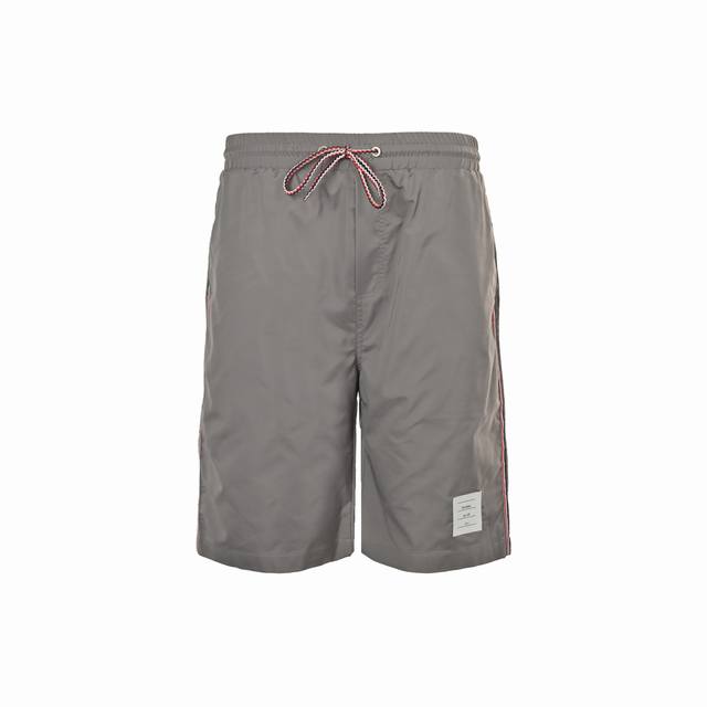 Thom Browne 汤姆布朗 25Ss 条纹织带沙滩短裤 面料原版定制，功能性斜纹面料，成衣百分百定位对条对格，非常耗时废料，密度手感和原版达到一致，松紧腰