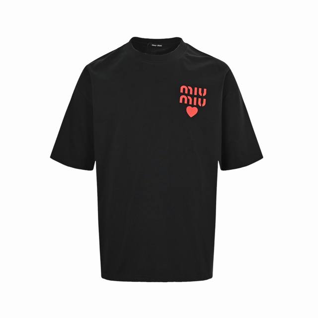 Miu Miu 缪缪 25Ss 爱心字母压胶印花短袖 面料采用定制240G 26支特滑双股精棉平纹高密无尘全棉布料。前幅高密度加厚，走线平整，代工品质，全套定制