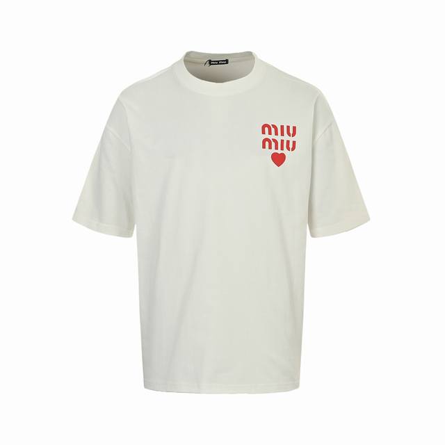 Miu Miu 缪缪 25Ss 爱心字母压胶印花短袖 面料采用定制240G 26支特滑双股精棉平纹高密无尘全棉布料。前幅高密度加厚，走线平整，代工品质，全套定制