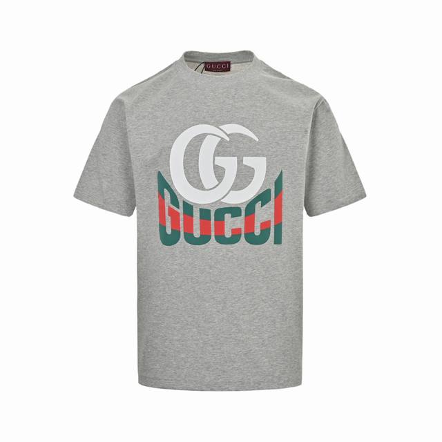 Gucci 古驰 25Ss 红绿字母发泡印花短袖 这款单品出自Gucci Lido系列，设计灵感源自意大利海岸的夏日风情和海滩俱乐部。 早春系列以现代视角焕新诠