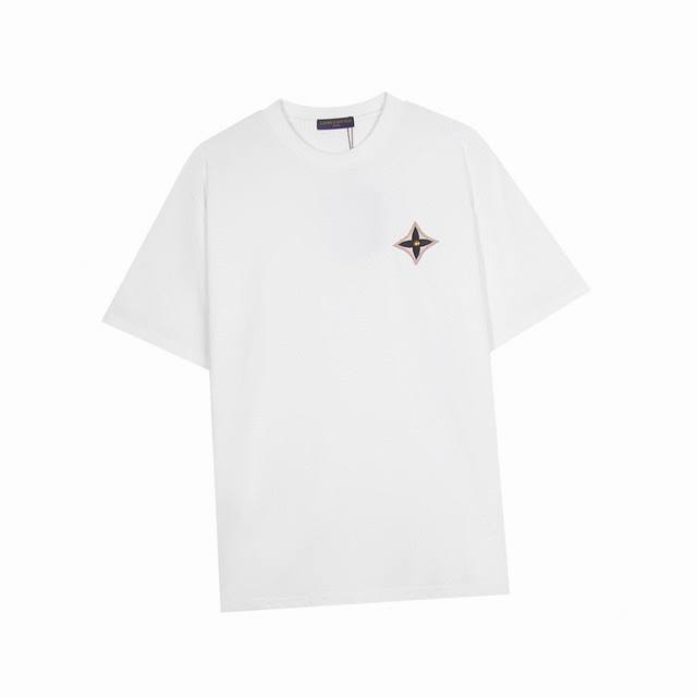 路易威登 Louis Vuitton 夏季新款 四叶草刺绣圆领短袖T恤 胸前高密立体刺绣Logo 纯棉280克重面料 同色定制色织色染高密度螺纹 采用进口田岛高
