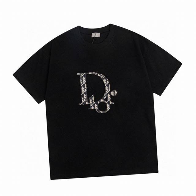 迪奥 Dior 夏季新款，老花字母贴布圆领短袖T恤，32支双纱精梳纯棉爽滑手感，面料采用260克重的纯棉双纱爽滑面料，经过洗水处理，手感更加舒适，男女同款。 C