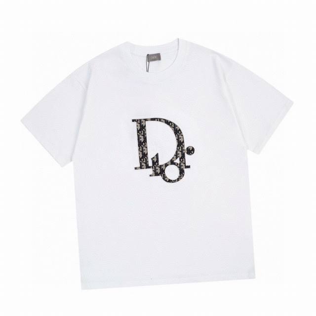 迪奥 Dior 夏季新款，老花字母贴布圆领短袖T恤，32支双纱精梳纯棉爽滑手感，面料采用260克重的纯棉双纱爽滑面料，经过洗水处理，手感更加舒适，男女同款。 C