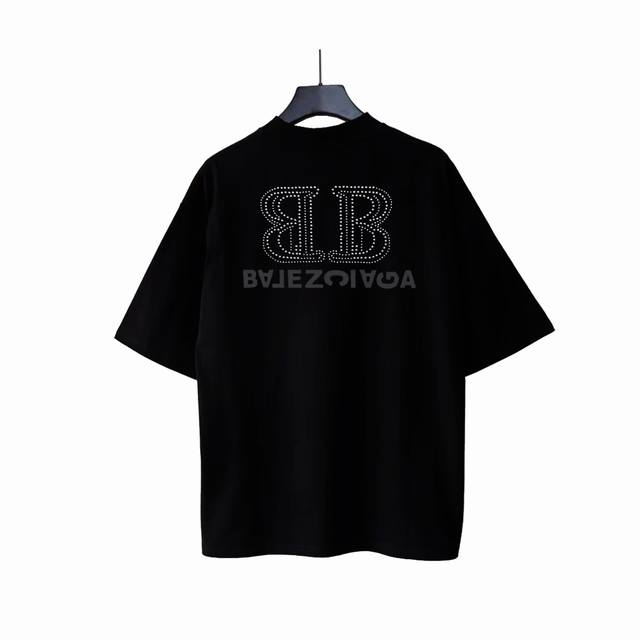 实拍细节图+尺码表 Balenciaga巴黎世家 春夏双B字母烫钻短袖T恤 巴黎新款双B涂鸦字母烫钻圆领短T，270克重挺括面料，手感和质感非市面薄如纸的软榻面