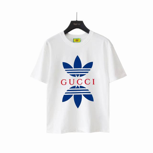 实拍细节图+尺码表 古驰 Gucci三叶草联名徽标圆领短袖T恤 阳光青春系 纯棉面料 柔软亲肤细腻 做工细致 男女同款 宽松版型 时尚又百搭。 Color：白色