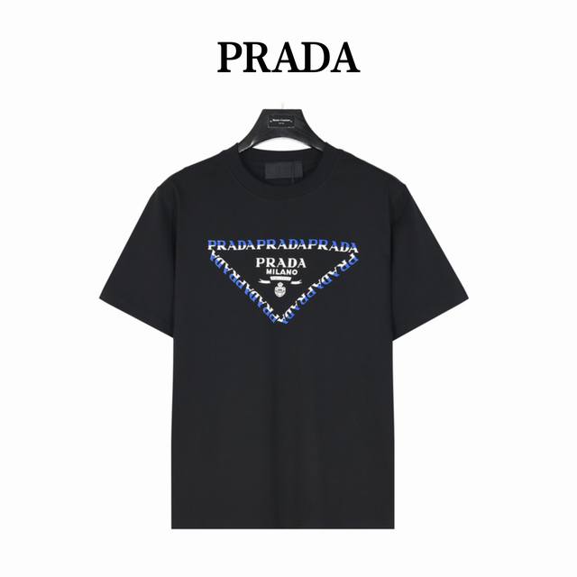 Prada 普拉达 胸前拼色Logo短袖 全新美学灵感趣味设计,渠道性质精品。让整体造型设计更加优雅时尚，今夏最火系列，无数明星潮人追捧。裁剪工艺细节处理工整为