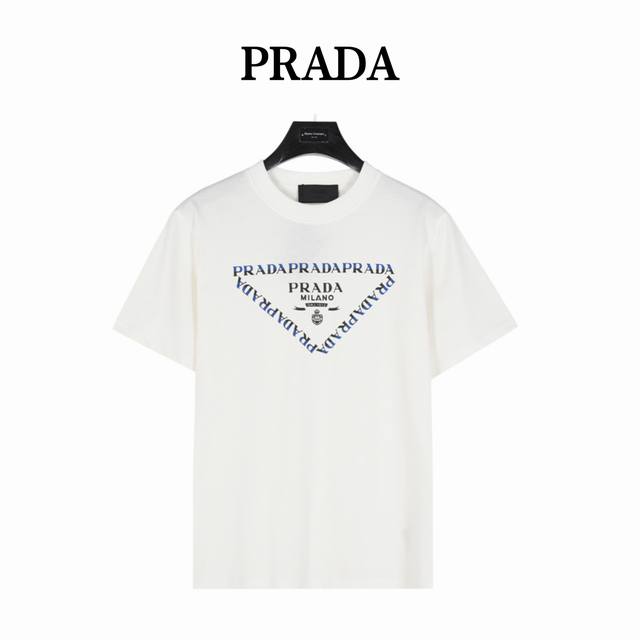 Prada 普拉达 胸前拼色Logo短袖 全新美学灵感趣味设计,渠道性质精品。让整体造型设计更加优雅时尚，今夏最火系列，无数明星潮人追捧。裁剪工艺细节处理工整为