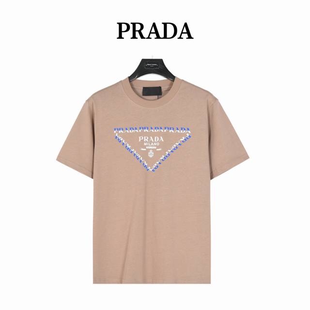 Prada 普拉达 胸前拼色Logo短袖 全新美学灵感趣味设计,渠道性质精品。让整体造型设计更加优雅时尚，今夏最火系列，无数明星潮人追捧。裁剪工艺细节处理工整为