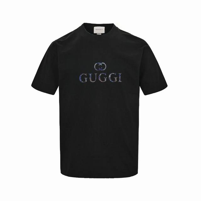 Gucc 古驰 刺绣布及镂空压胶Logo短袖T恤 选用定制面料290克的 %双纱全棉材质，质感上乘。双纱全棉不仅带来柔软舒适的穿着体验，还具备良好的透气性与吸湿