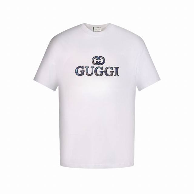 Gucc 古驰 刺绣布及镂空压胶Logo短袖T恤 选用定制面料290克的 %双纱全棉材质，质感上乘。双纱全棉不仅带来柔软舒适的穿着体验，还具备良好的透气性与吸湿
