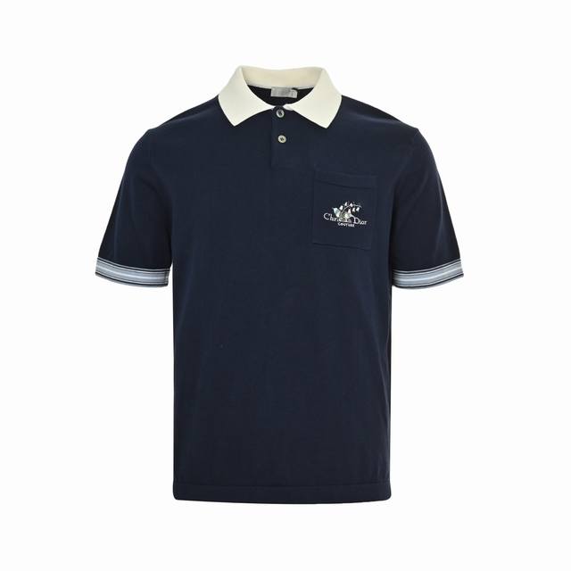 Dior 迪奥 25Ss 铃兰花刺绣针织Polo短袖 采用蓝色棉质平纹针织面料精心制作，胸前口袋饰以 Christian Dior Couture 刺绣，点缀以