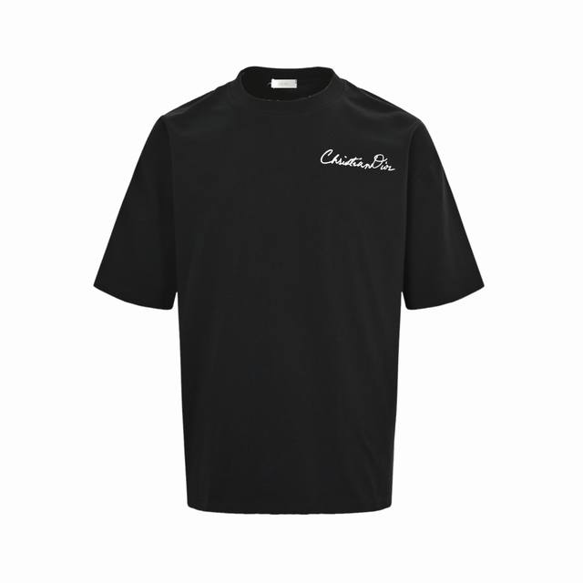 Dior 迪奥 25Ss 签名1947印花短袖 面料采用定制240G 26支特滑双股精棉平纹高密无尘全棉布料。前幅高密度加厚，走线平整，代工品质，全套定制辅料。