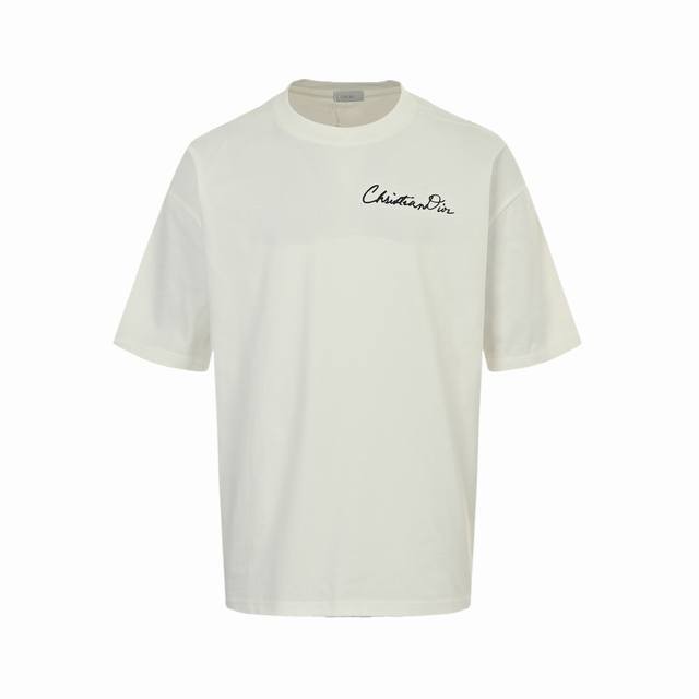 Dior 迪奥 25Ss 签名1947印花短袖 面料采用定制240G 26支特滑双股精棉平纹高密无尘全棉布料。前幅高密度加厚，走线平整，代工品质，全套定制辅料。