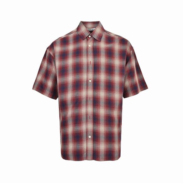 Acne Studios 25Ss 红白格纹短袖衬衫 采用新疆长绒棉与色纺纱混纺，通过21针精梳工艺确保纱线支数达到120S以上，实现面料的光泽度与抗皱平衡，格