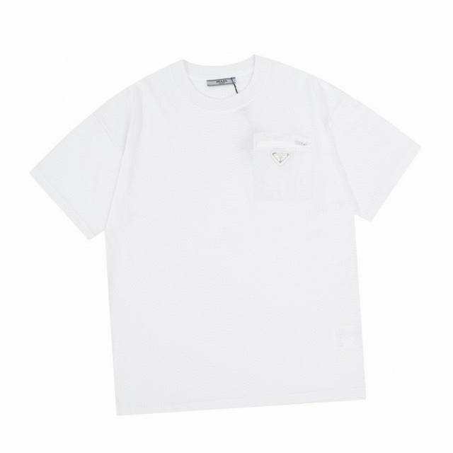 普拉达 Prada 夏季新款 拉链口袋圆领短袖T恤，采用260G重磅 %纯棉 螺纹同缸定织定染零色差独家品质 Os落肩版型 时尚好看 Color：黑色 白色 S