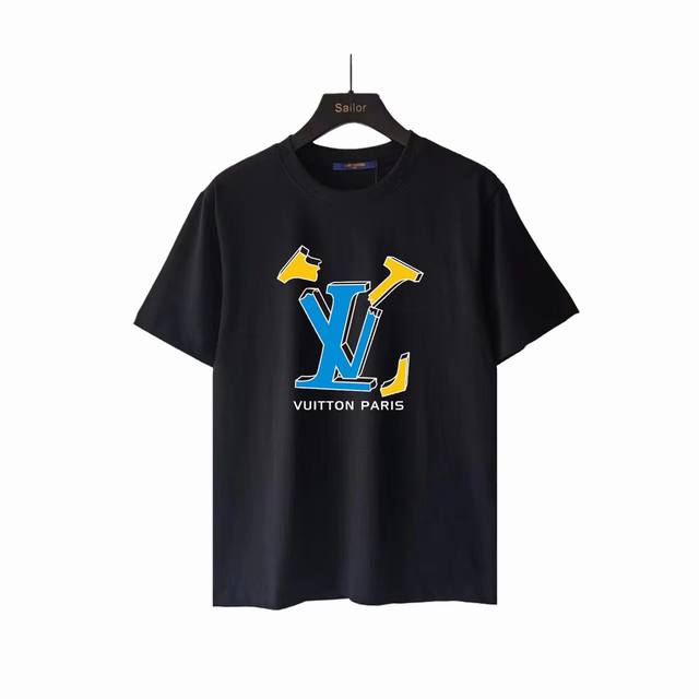 实拍细节图 +尺码表 Louis Vuitton 路易威登 断裂Logo印花短袖T桖 面料：洗水精梳紧密棉盖棉260 柔顺手感 宽松版型设计 男女同款 颜色：黑