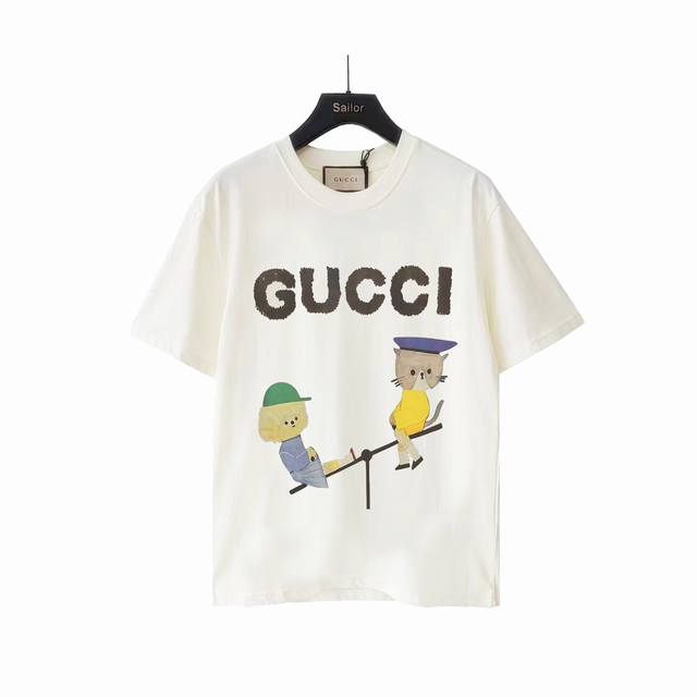 实拍细节图+尺码表 Gucci古驰 趣味卡通跷跷板游戏圆领短袖 无感印花 早春系列高克重短袖 选用客供定制针织100%纯棉面打造,面料手感细腻，厚实有质感的纯棉