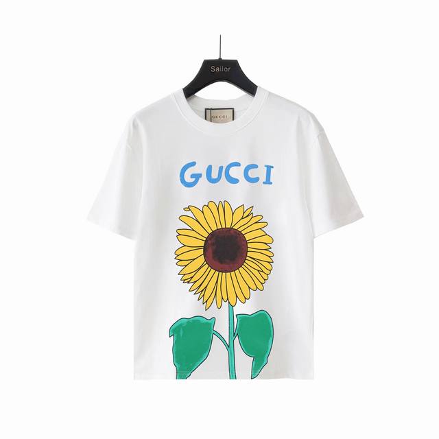 实拍细节图+尺码表 Gucci古驰 向日葵圆领短袖 无感印花 早春系列高克重短袖 选用客供定制针织100%纯棉面打造,面料手感细腻，厚实有质感的纯棉布 高密度的