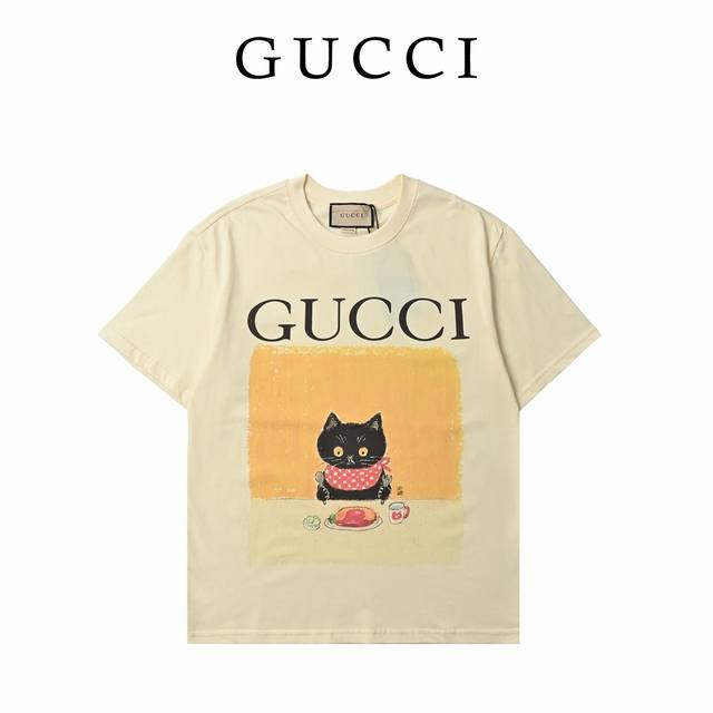 Gucci 古驰 卡通重工印花高克重短袖T恤 选用客供定制针织 %纯棉面打造,面料手感细腻，厚实有质感的纯棉布 高密度的机织工艺，如棉絮般柔紧致舒适，有挺括感，