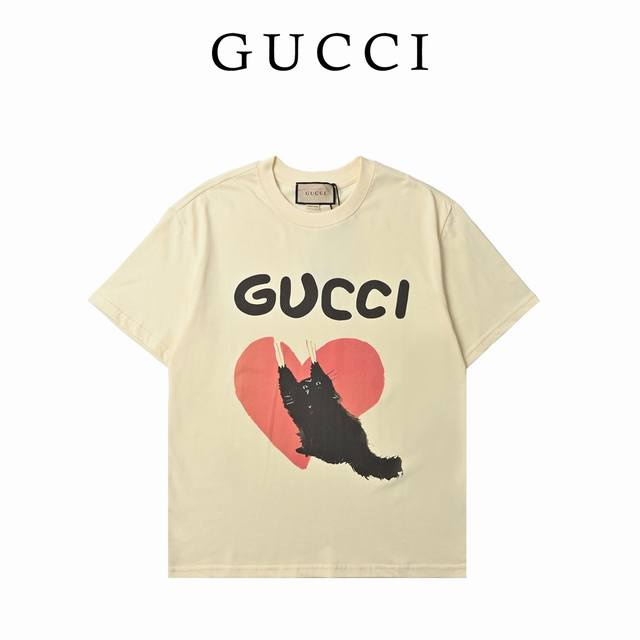 Gucci 古驰 卡通重工印花高克重短袖T恤 选用客供定制针织 %纯棉面打造,面料手感细腻，厚实有质感的纯棉布 高密度的机织工艺，如棉絮般柔紧致舒适，有挺括感，