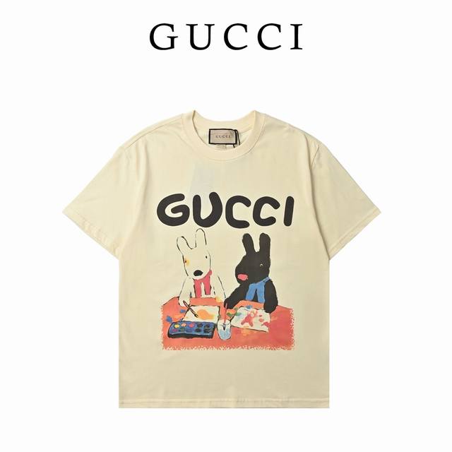 Gucci 古驰 卡通重工印花高克重短袖T恤 选用客供定制针织 %纯棉面打造,面料手感细腻，厚实有质感的纯棉布 高密度的机织工艺，如棉絮般柔紧致舒适，有挺括感，