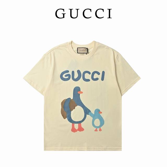 Gucci 古驰 卡通重工印花高克重短袖T恤 选用客供定制针织 %纯棉面打造,面料手感细腻，厚实有质感的纯棉布 高密度的机织工艺，如棉絮般柔紧致舒适，有挺括感，