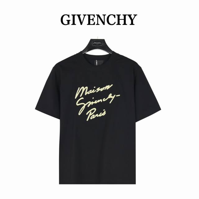 Givenchy 纪梵希 Gvc刺绣字母短袖 夏季渠道限定新款 简约又不失风格的复古品牌标识，夏日炸街酷毙了 情侣气质款，两色推荐入手。采用定制面料。添加杜邦公