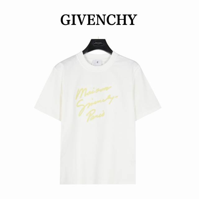 Givenchy 纪梵希 Gvc刺绣字母短袖 夏季渠道限定新款 简约又不失风格的复古品牌标识，夏日炸街酷毙了 情侣气质款，两色推荐入手。采用定制面料。添加杜邦公