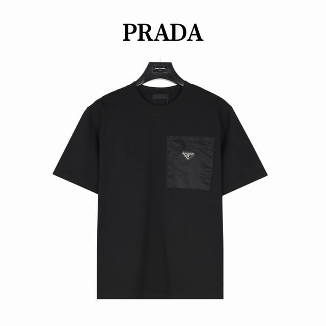 Prada 普拉达 胸口拉链口袋三角标短袖 夏季渠道限定新款 简约又不失风格的复古品牌标识，夏日炸街酷毙了 情侣气质款的杏色+黑色，两色推荐入手。采用定制面料。