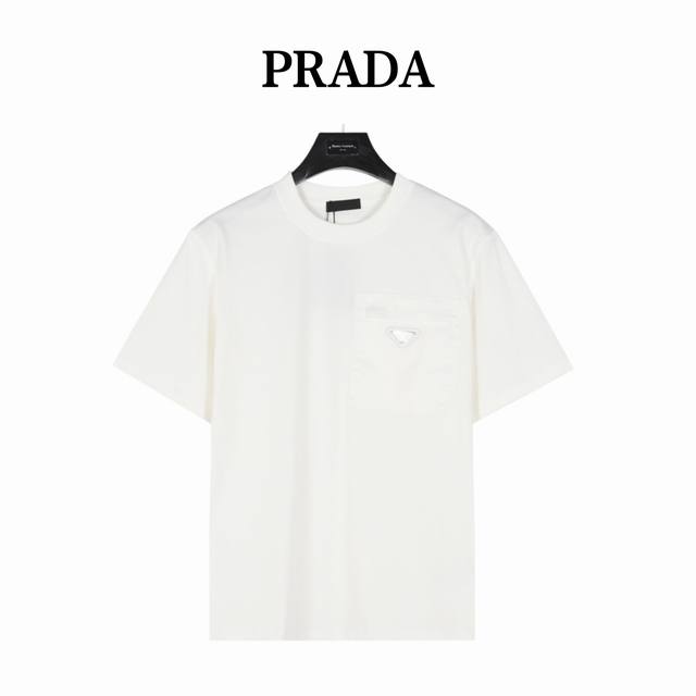 Prada 普拉达 胸口拉链口袋三角标短袖 夏季渠道限定新款 简约又不失风格的复古品牌标识，夏日炸街酷毙了 情侣气质款的杏色+黑色，两色推荐入手。采用定制面料。