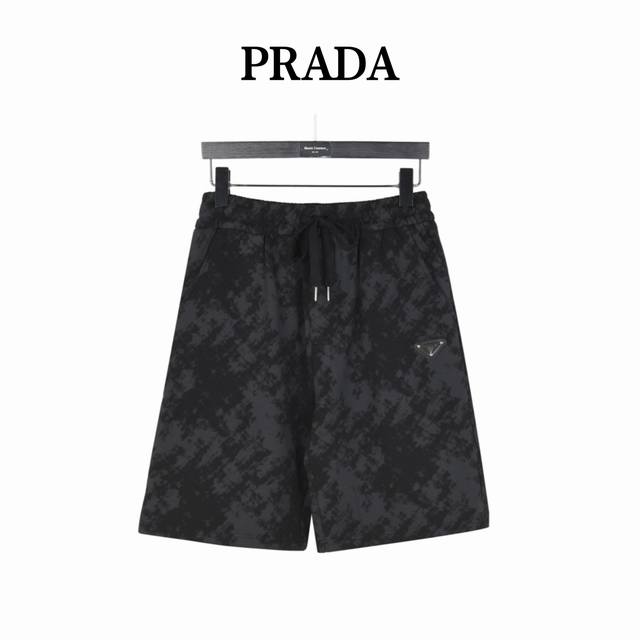 Prada 普拉达 三角标黑色迷彩短裤 全新美学灵感趣味设计,渠道性质精品。让整体造型设计更加优雅时尚，今夏最火系列，无数明星潮人追捧。裁剪工艺细节处理工整为玩
