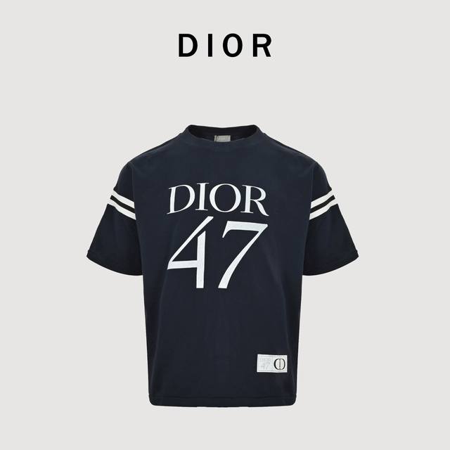 Dior 迪奥 25Ss Cd47字母印花短袖 面料采用21支双精梳紧密纺纱，洗后310克加密平纹布，运用进口防掉色活性染料对板定染对色，袖口织带采用提花罗纹横