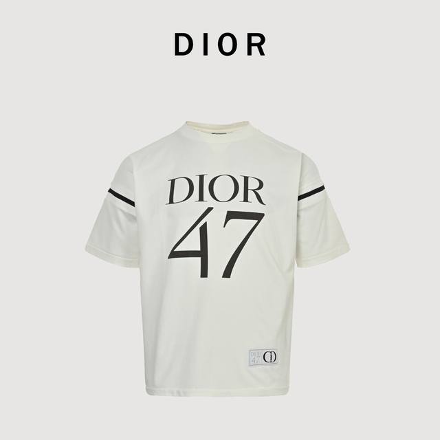 Dior 迪奥 25Ss Cd47字母印花短袖 面料采用21支双精梳紧密纺纱，洗后310克加密平纹布，运用进口防掉色活性染料对板定染对色，袖口织带采用提花罗纹横
