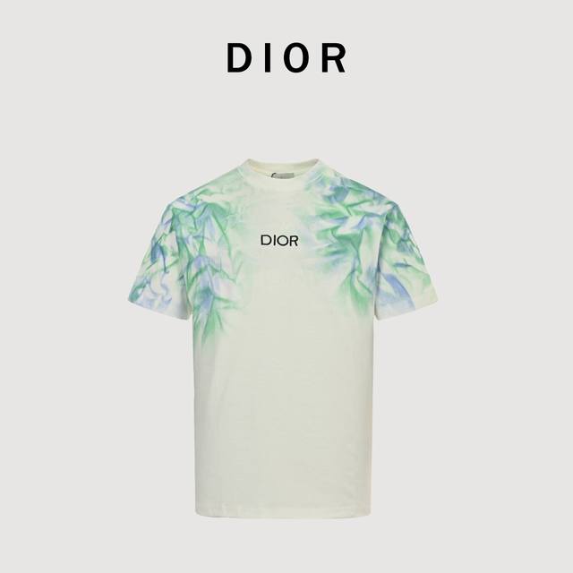 Dior 迪奥 手绘火焰 短袖T恤 采用双纱纯棉面料克重320G，搭配32S双纱1×1螺纹，面料螺纹同缸定染。 做足爽滑工艺使面料手感柔软舒适 印花部先裁好片再