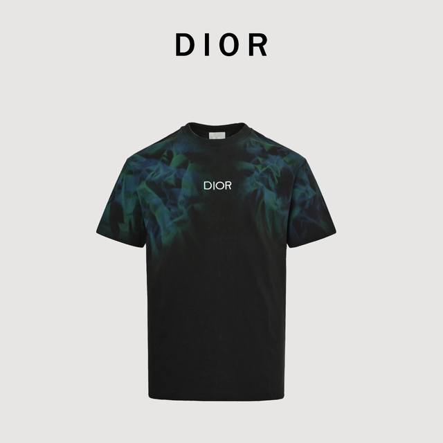 Dior 迪奥 手绘火焰 短袖T恤 采用双纱纯棉面料克重320G，搭配32S双纱1×1螺纹，面料螺纹同缸定染。 做足爽滑工艺使面料手感柔软舒适 印花部先裁好片再