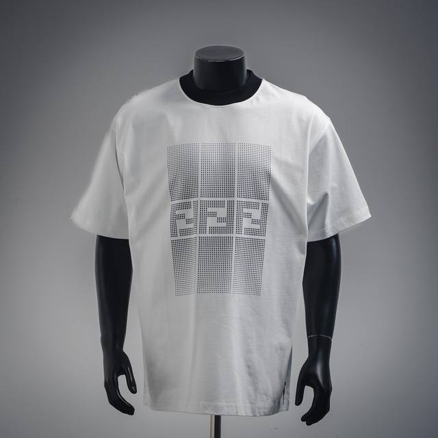 Fendi 芬迪25Ss Ff 印花Logo短袖T恤 采用高质量面料制作而成，无论是日常穿搭还是参加派对，都能展示出您的时尚品味和个性。这款短袖具有舒适的剪裁和