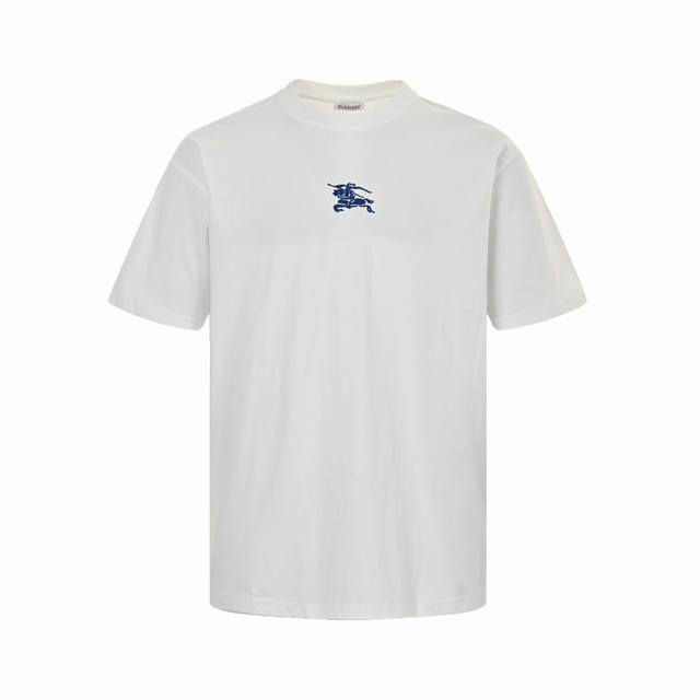 Burberry 巴宝莉 24Ss 胸前战马刺绣短袖 面料采用260克双纱纯棉面料+2X2配套螺纹，，订染颜色后整蚀毛处理， 对照原版做丝滑超柔处理， 布面肌理