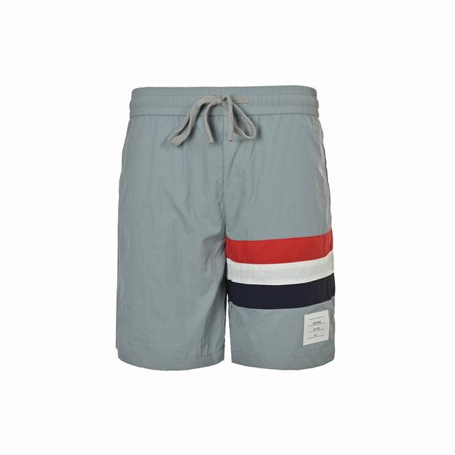 Thom Browne 汤姆布朗 25Ss 红白蓝三色彩带沙滩短裤 面料原版定制，功能性斜纹面料，成衣百分百定位对条对格，非常耗时废料，密度手感和原版达到一致，