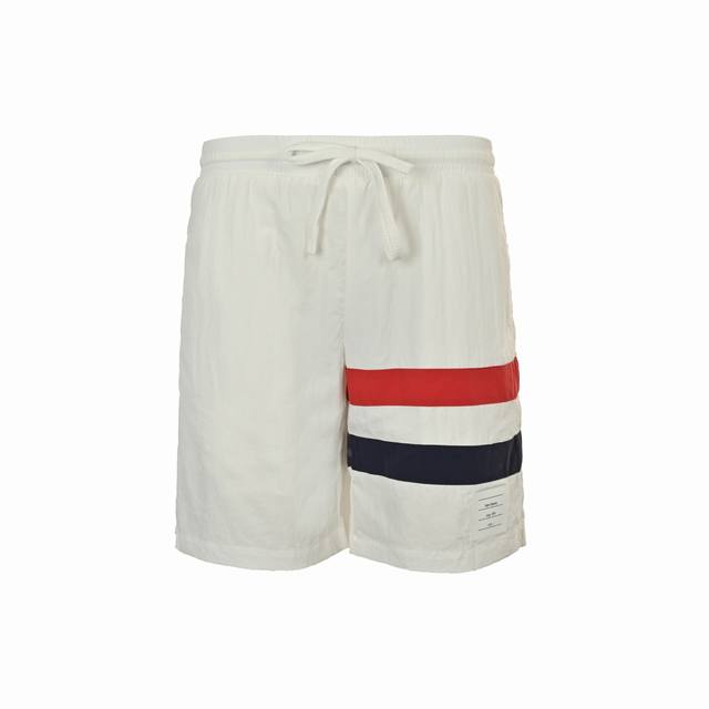 Thom Browne 汤姆布朗 25Ss 红白蓝三色彩带沙滩短裤 面料原版定制，功能性斜纹面料，成衣百分百定位对条对格，非常耗时废料，密度手感和原版达到一致，